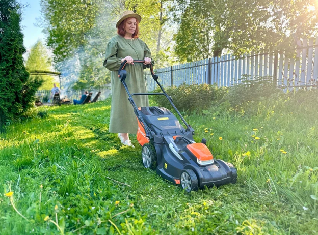 На фото: YARD FOX® EL 4045 B, вес всего 16 кг - легкая и маневренная.
