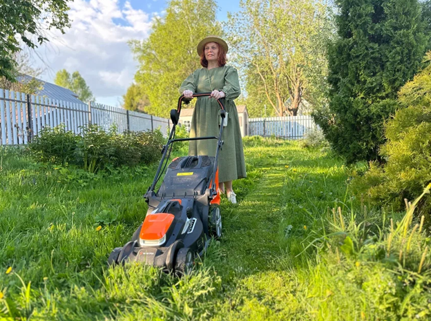 На фото: YARD FOX® EL 4045 B – ровный срез травы , нажали на кнопку и зажали рукоятки - поехали!
