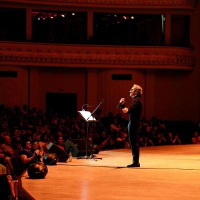 Концерт завершился песней «Pour toi Arménie» - «Для тебя, Армения», созданной Шарлем Азнавуром (слова) и Жоржем Гарваренцом (музыка) в 1989 г. в поддержку пострадавшим от Спитакского землетрясения 1988 г. Известно, что Азнавур попросил своих друзей – известных певцов, актеров и телеведущих спеть вместе с ним эту песню, чтобы таким образом способствовать оказанию помощи жертвам трагедии, поддержать свой народ, историческую родину. Впервые песня прозвучала в эфире французского телевидения 20 декабря 1988 г. в исполнении около 90 известных артистов Франции и сразу стала популярной, чем привлекла внимание широкой мировой общественности к последствиям Спитакского землетрясения и способствовала оказанию дополнительной помощи разных стран пострадавшим в зоне бедствия. Трагическая по причине своего рождения, но оптимистичная по содержанию песня «Для тебя, Армения» не утратила свой позитив и на концерте Гассана Яммина, прозвучав как призыв к возрождению. Вечер завершился бурей аплодисментов, которыми ереванская публика отблагодарила этого талантливого певца из Ливана.