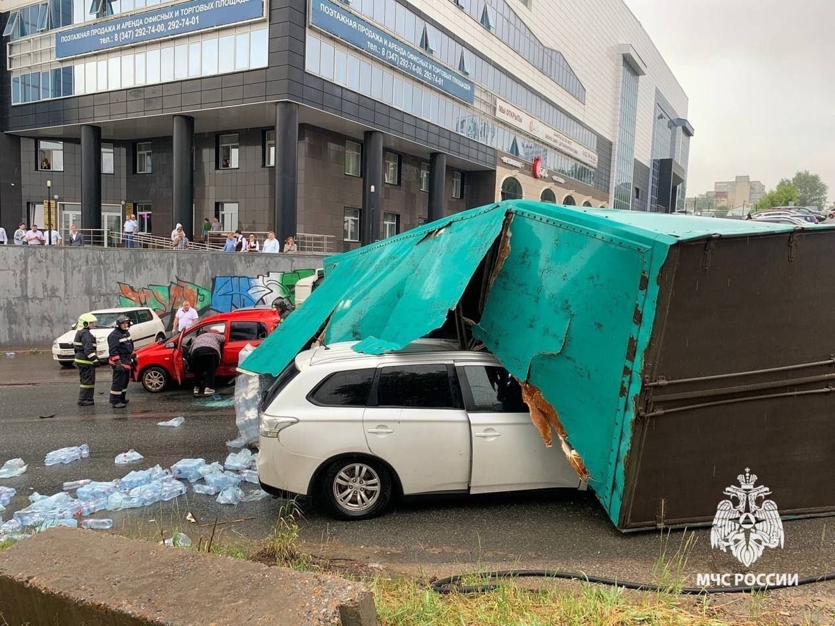    На Кировоградской в Уфе грузовик опрокинулся и придавил автомобиль