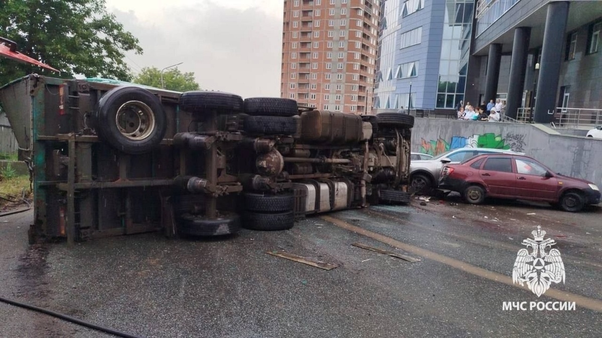    На Кировоградской в Уфе грузовик опрокинулся и придавил автомобиль