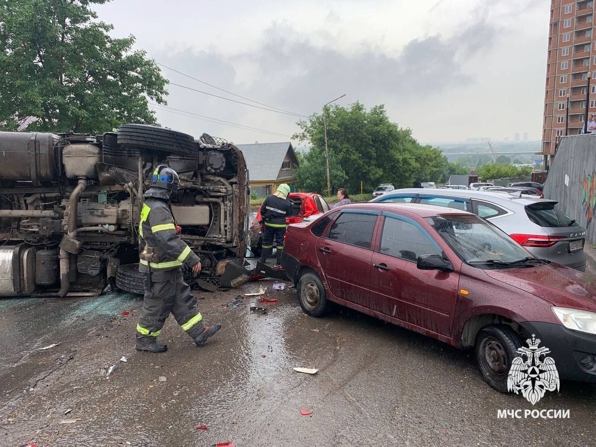    На Кировоградской в Уфе грузовик опрокинулся и придавил автомобиль