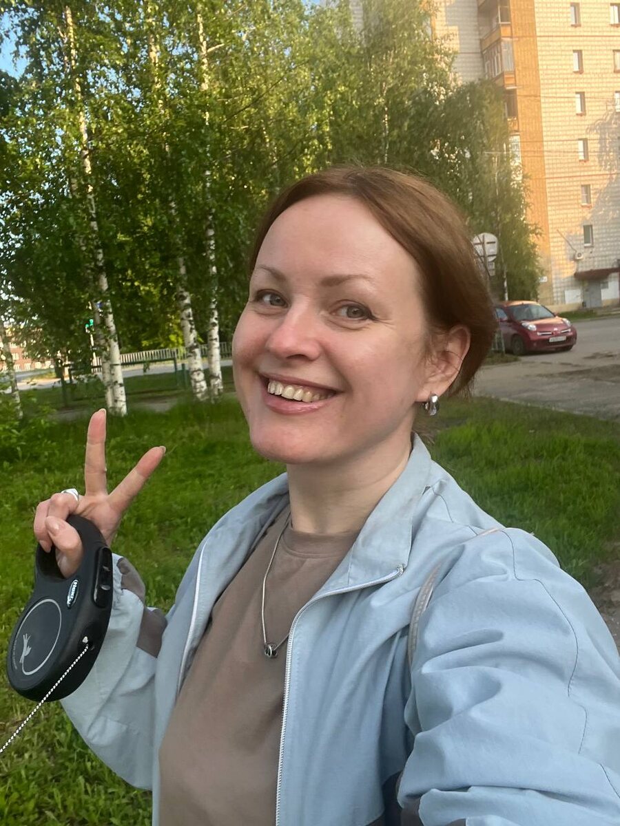 Это я, счастливая, гуляю с собакой после успешной сдачи теста. Фото автора