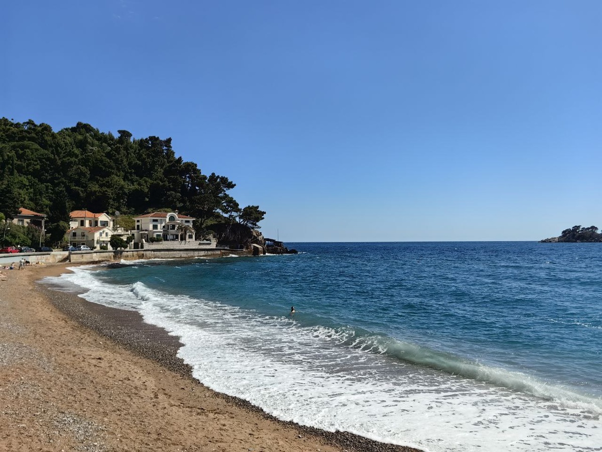 Волна высокого сезона еще не накрыла Петровац, хотя природа к нему уже подготовилась