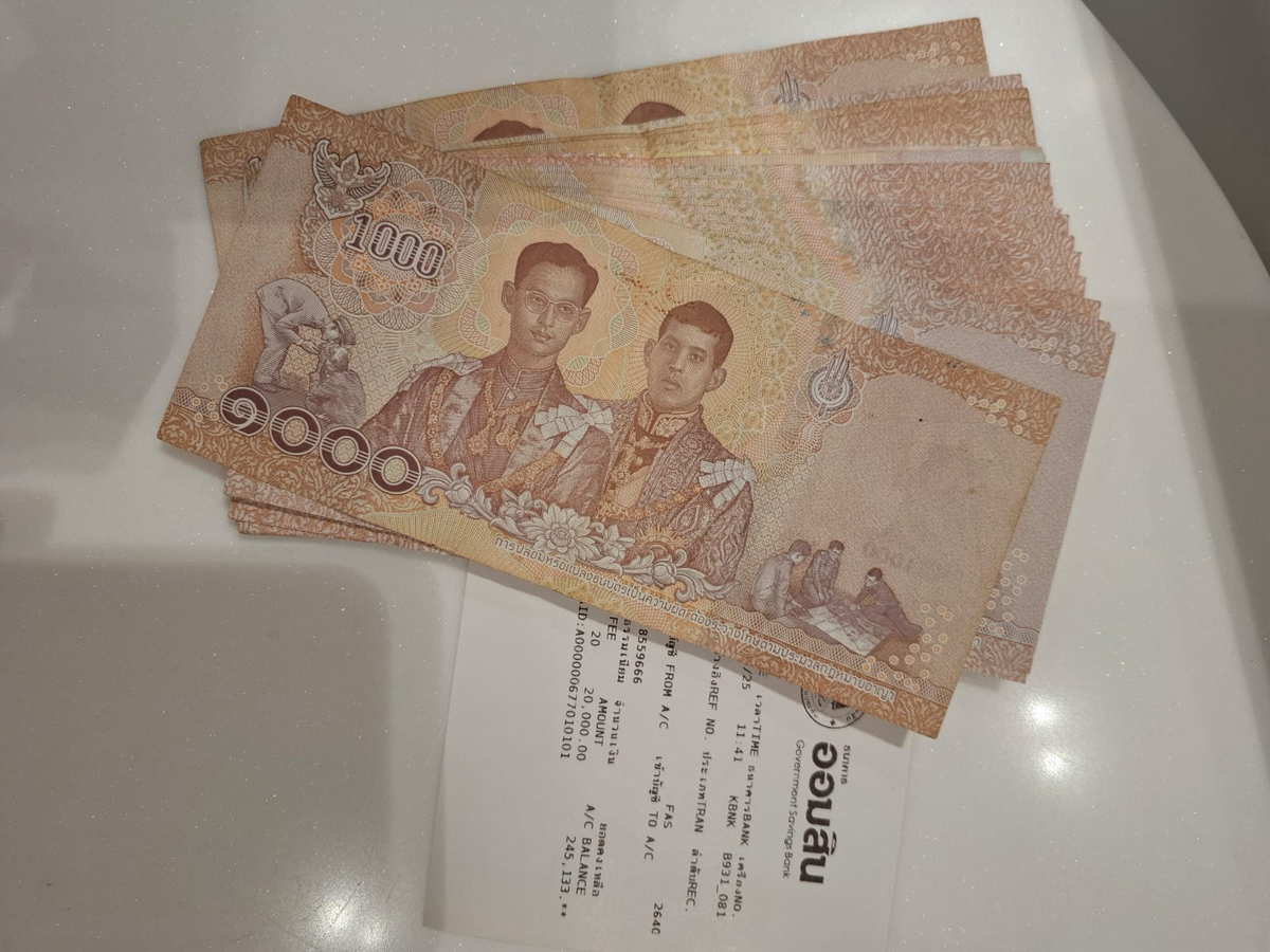 В Суврнабхуми принимают только наличку. 