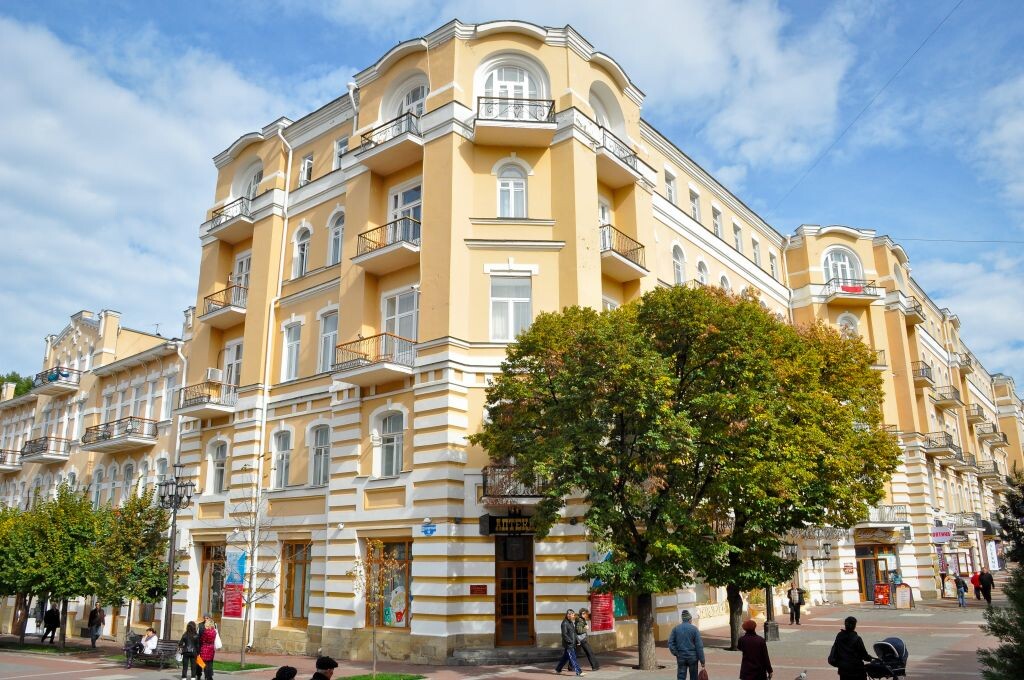 Главный корпус санатория "Нарзан" в Кисловодске