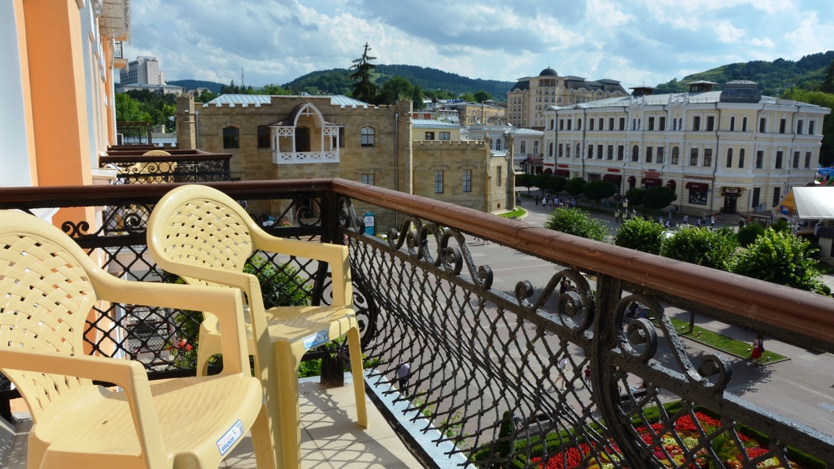 Вид на Центральную Нарзанную галерею с балкона санатория "Нарзан"