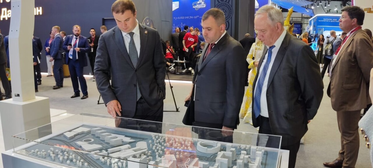    Виталий Хоценко и Михаил Бузулуцкий обсуждают будущий межвузовский кампус Омска. Фото автора