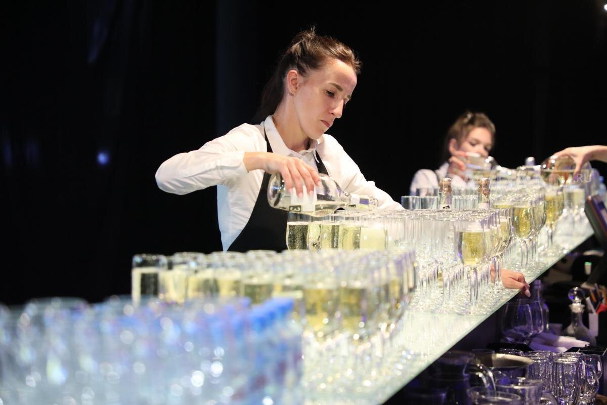    Обязательным требованием для работы ресторанов станет наличие кухни и поваров