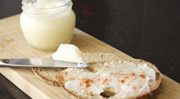 Смалец на хлебе и посыпан перцем