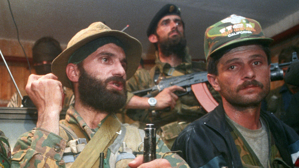 Шамиль Басаев (слева) отвечает на пресс-конференции в захваченной его боевиками больнице.📷Фото: Эдди Опп / Коммерсантъ