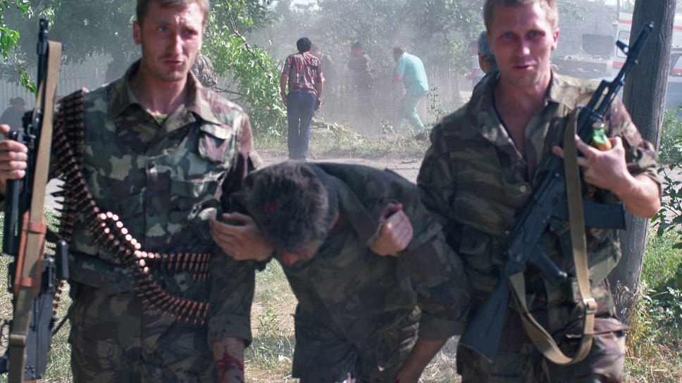 Российские военные готовятся к штурму захваченной больницы.📷Фото: Эдди Опп / Коммерсантъ