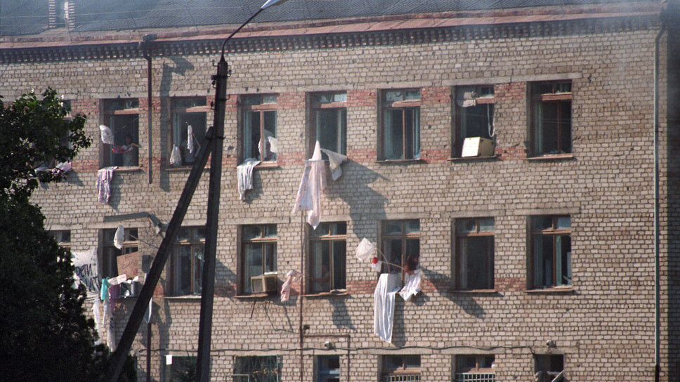 Женщины вывешивали из окон больницы ткани, подавая сингал о заложниках.📷Фото: Эдди Опп / Коммерсантъ