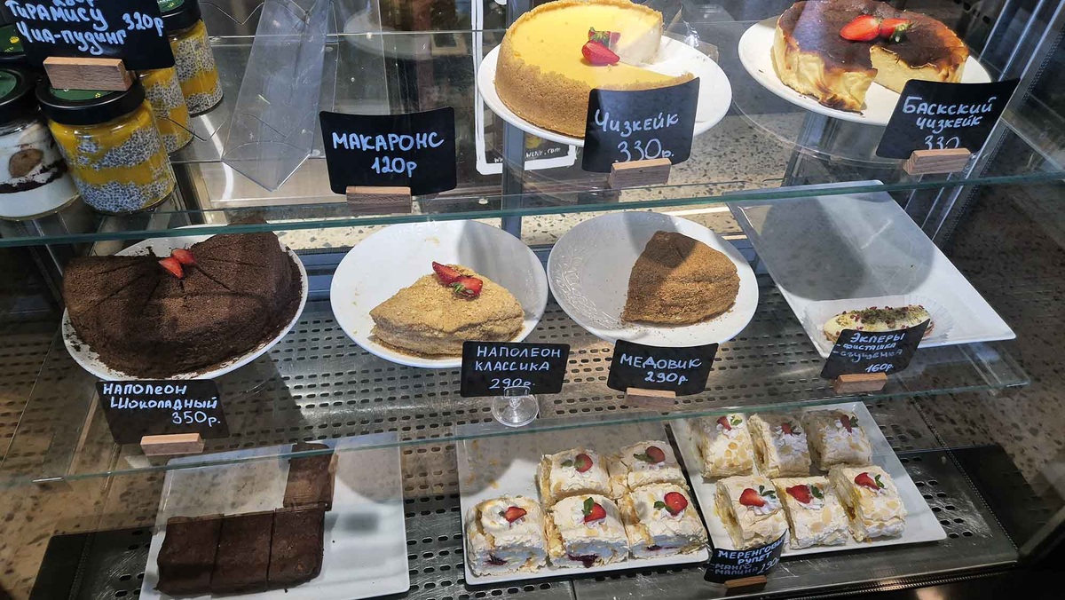 В кофейне есть десерты по приятной цене — в среднем 300 рублей
