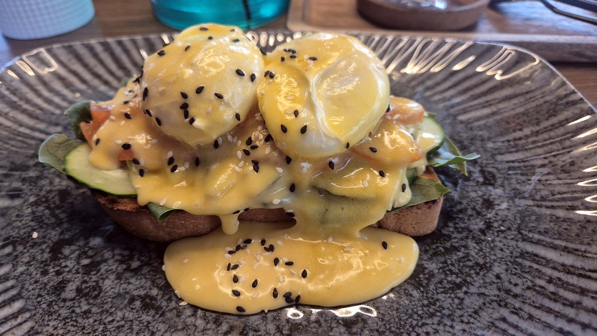 Завтрак: яйца пашот со слабосоленым лососем, авокадо и огурцом на хлебе бриошь под голландским соусом 650 рублей. Очень сытное блюдо. Мне после такого завтрака было тяжеловато. Поэтому теперь стараюсь брать более легкие варианты с утра. Например, кашу или скрембл