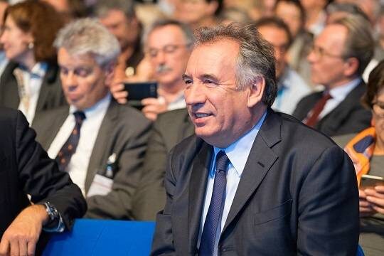    Премьер-министр Франции Франсуа Байру застрял в новейшем истребителе