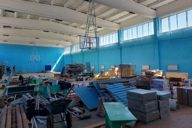    В спортзале уже установили отопительные батареи и заменили освещение. Фото: АиФ/ Елизавета Миронова