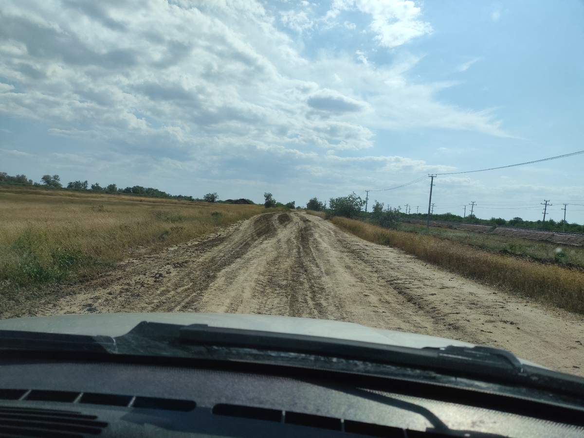 Дорогу в дожди сильно попортили самосвалы