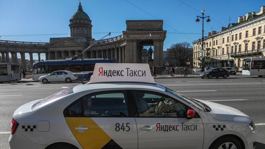    Машина компании "Яндекс такси" на Невском проспекте в Петербурге. Автор фото: "Деловой Петербург"