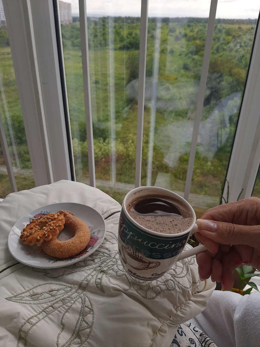 Попивать кофе сидя на балконе и никуда не торопиться, что может быть лучше))