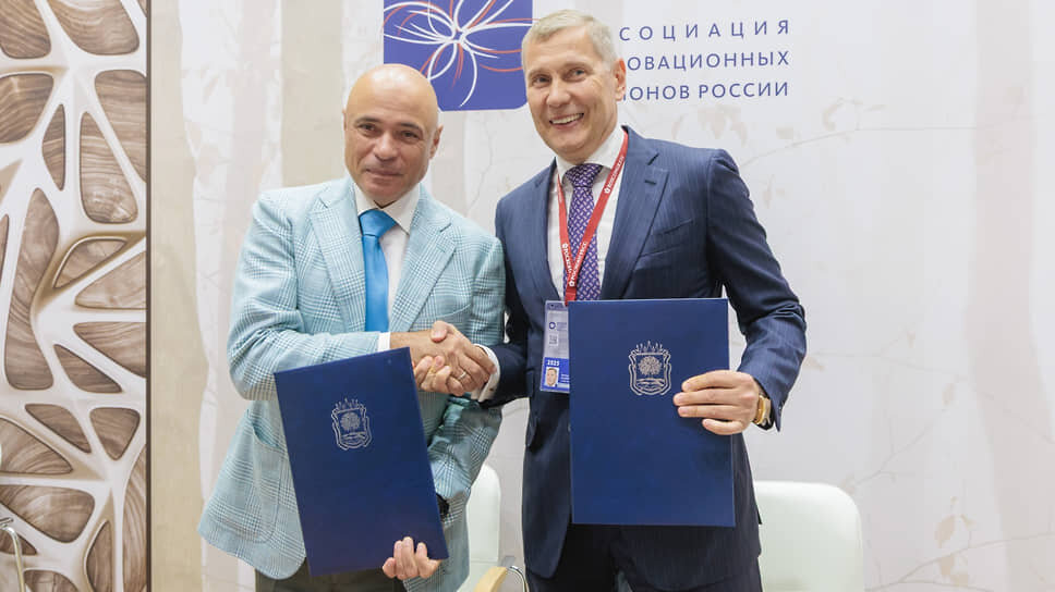 Губернатор Липецкой области Игорь Артамонов и председатель совета директоров АО «Национальная энергетическая компания» Дмитрий Филатов после подписания соглашения.📷Фото: Правительство Липецкой области