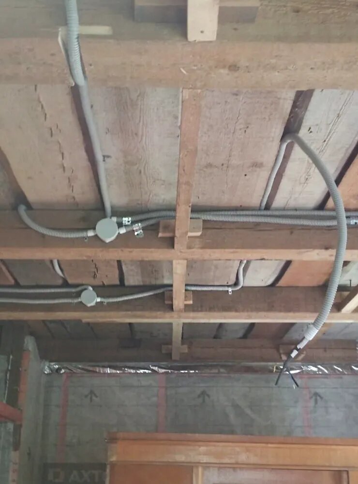 Все провода проложены в гофре