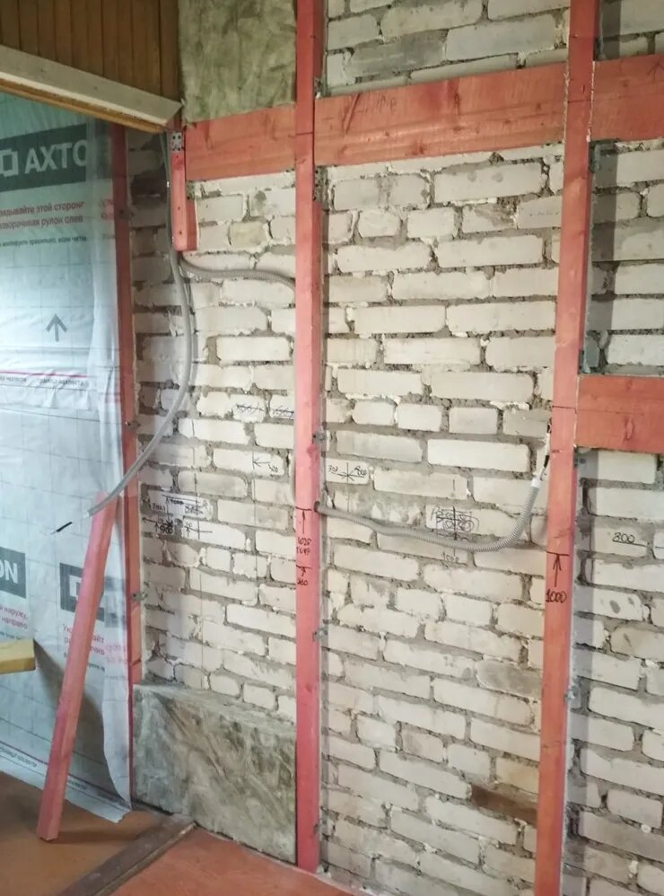 Когда сняли старый гипсокартон, обнажилась кирпичная кладка