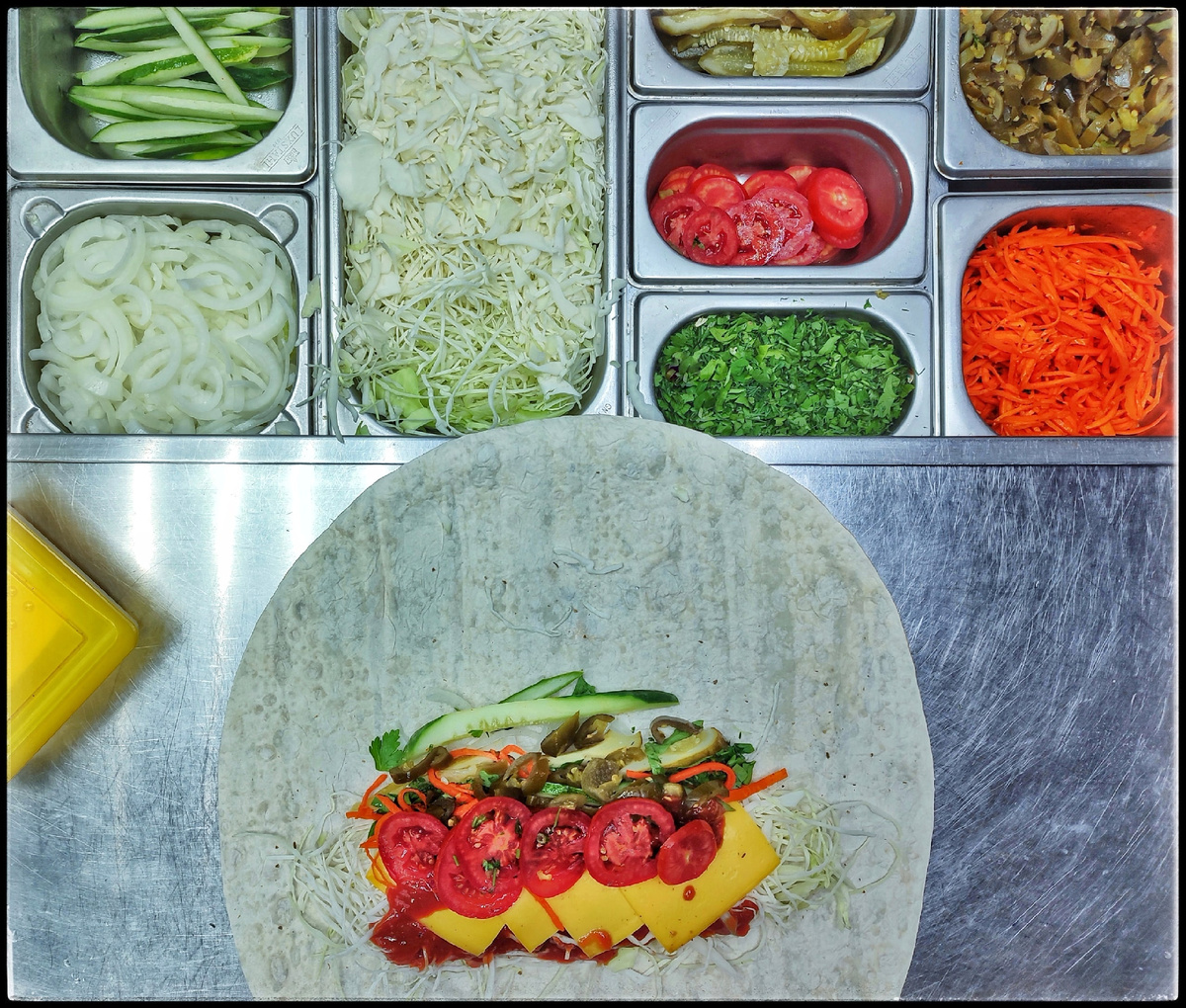 Умеренно вегитарианская Ш., приготоваленная мной на завтрак дождлиым утром 27 августа 2023г.