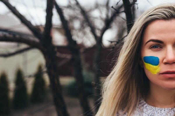 Страна без будущего: Украинские девушки массово бегут за границу