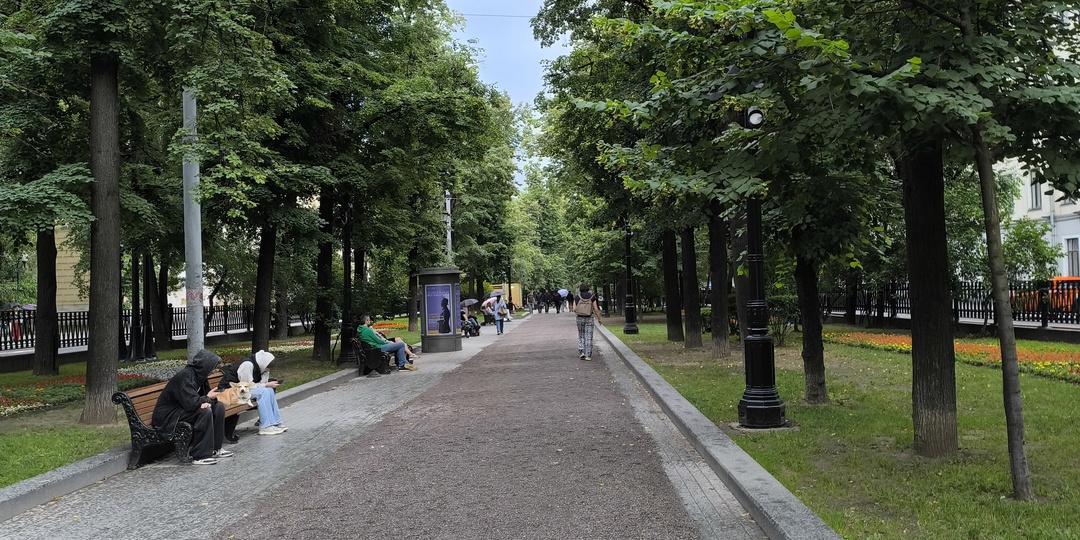 По Покровскому бульвару.