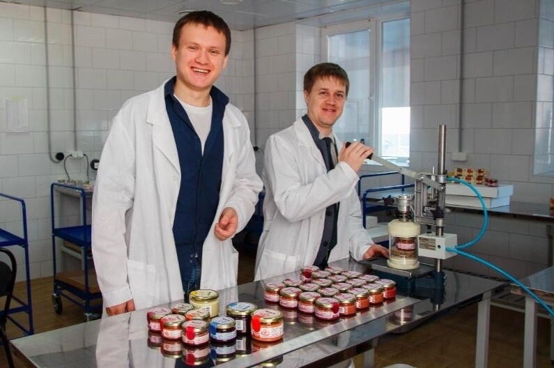 Крем-мед — это мед с сушеными ягодами: брусникой, клубникой, клюквой, малиной, облепихой. По вкусу, как домашнее варенье, только без сахара.