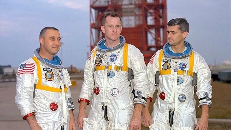 Астронавты Гас Гриссом (слева), Эд Уайт (в центре) и Роджер Чаффи (справа)