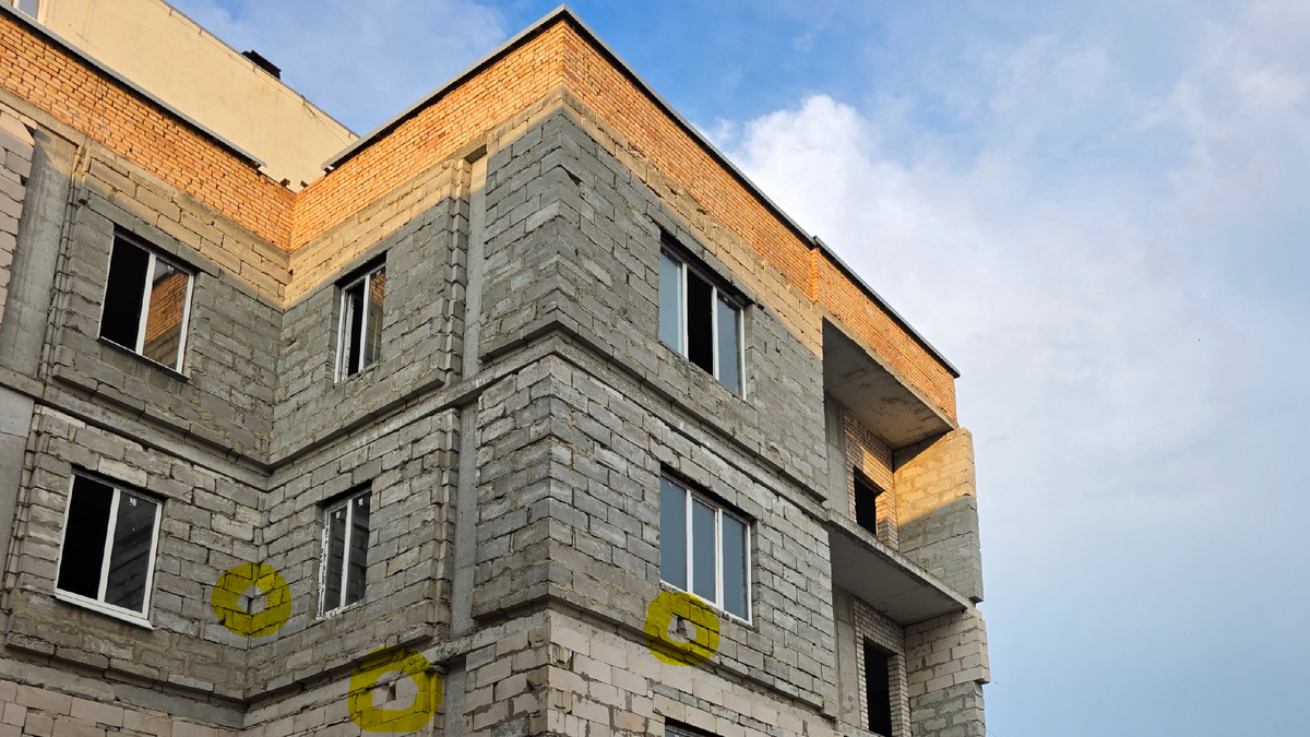 Фотография здания, которое очень долго было заброшено.