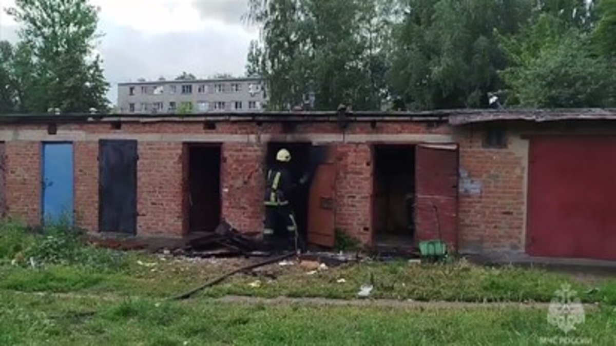    В Курске сгорела одноэтажная хозпостройка