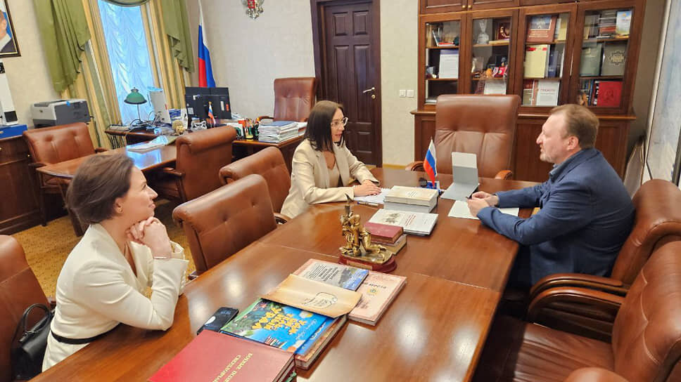 Людмила Маркина (в центре) и Борис Кириллов (справа).📷Фото: Пресс-служба полпредства УрФО