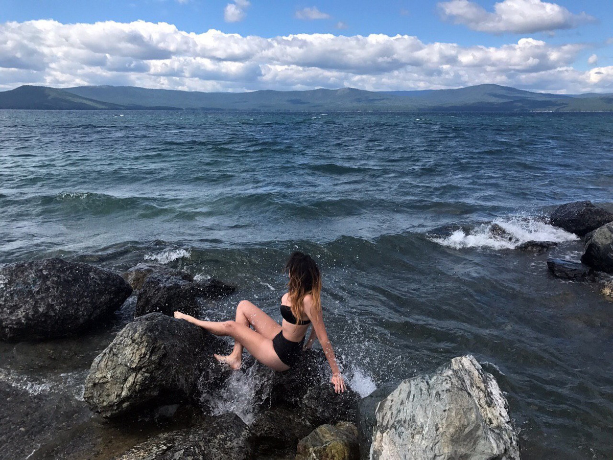 Расскажу про тайное место. Если зайдёте на бесплатный пляж посёлка Тургояк (он там один), забитый людьми, идите по берегу направо (если смотреть лицом на воду), дойдёте до мини-пляжика в окружении сосен, где есть песочек и нет людей. Фото из личного архива