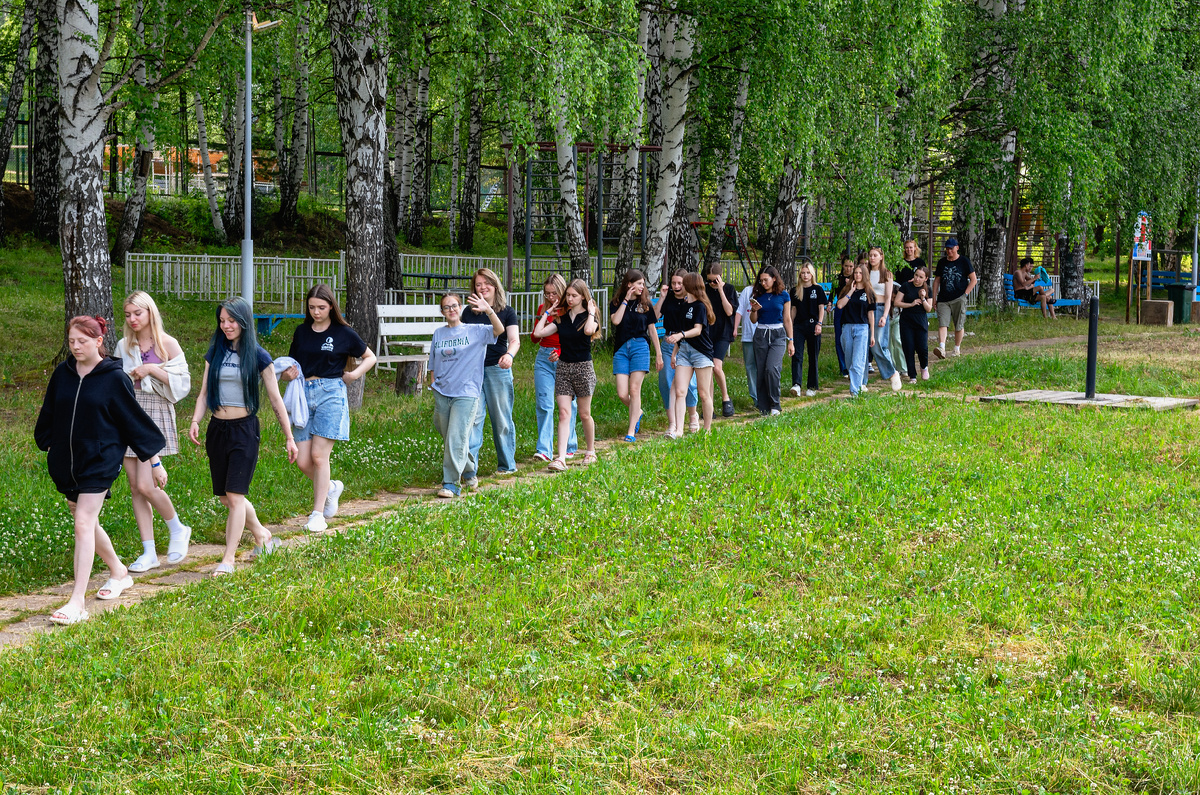 Школа проходит на территории Учебно-научно-производственного полигона «Солуни» Уфимского нефтяного. Будущие медийщики не только учатся, но и отдыхают.