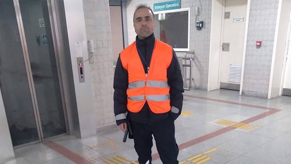 Погибший сотрудник транспортной безопасности. Источник фото: https://static.birgun.net/resim/haber/2025/06/18/izbanda-sigara-icti-uyarilinca-saldirdi-guvenlik-gorevlisi-hayatini-kaybetti.jpg.