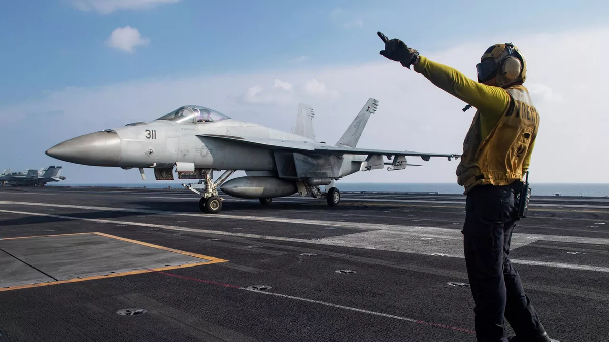 Истребитель-бомбардировщик F/A-18E Super Hornet на летной палубе авианосца USS Nimitz