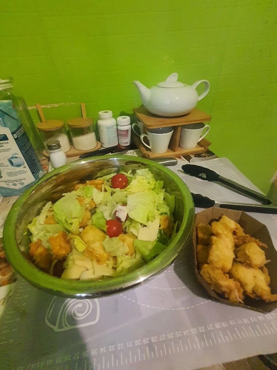 Повторила Салат Цезарь из вкусно точка с трипсами . Стрипсы приготовлены с  готовой панировкой получились как из ресторана .