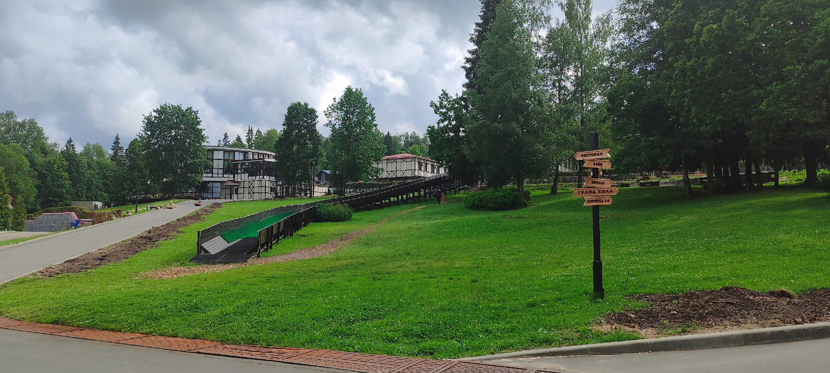 Вот слева - это горка для ватрушек. Когда темно - она красиво подсвечивается