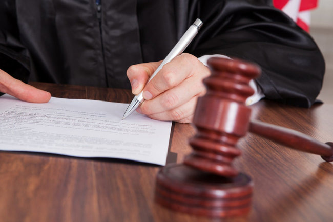    судья молоток обвинение приговор