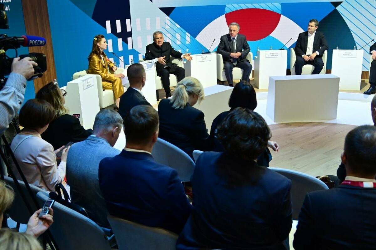 Рустам Минниханов рассказал, как в республике сохраняют идентичность исторических объектов и одновременно создают благоприятную среду для жизниФото: пресс-служба Раиса РТ