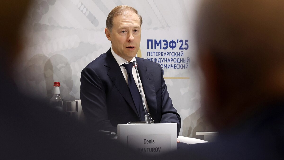   Anatoly Maltsev / EPA / TASS- Денис Мантуров