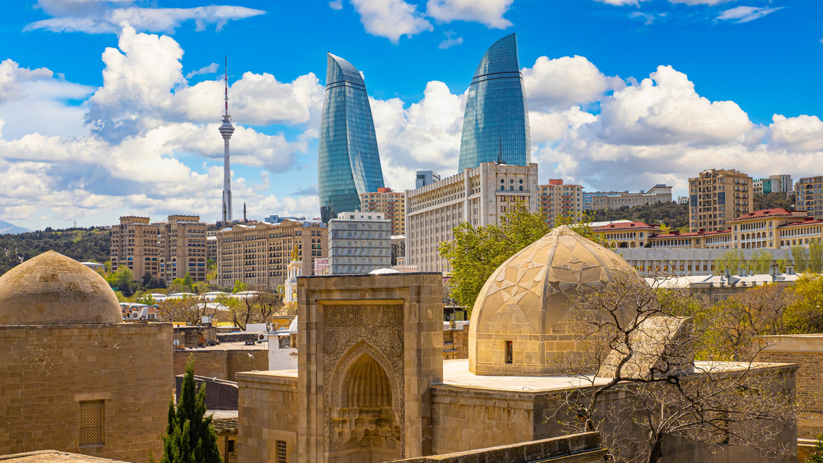 Пламенные башни — самый узнаваемый символ Баку и исторический квартал Ичери-шехер. Фото: Shutterstock