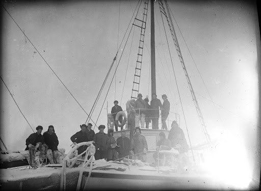 фото из семейного архива. Команда экспидиции на шхуне Харитон Лаптев.