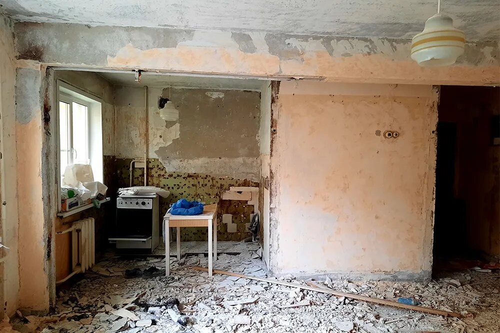 Рабочие на первом этапе собрали 50 мешков мусора. Они выносили их на улицу и грузили в машину, которую сами заказывали