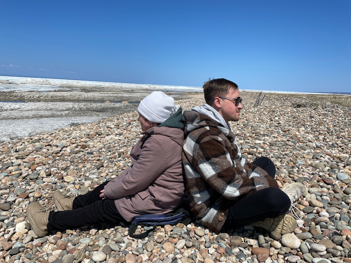 Сидим с мамой на Байкале в первый месяц её болезни