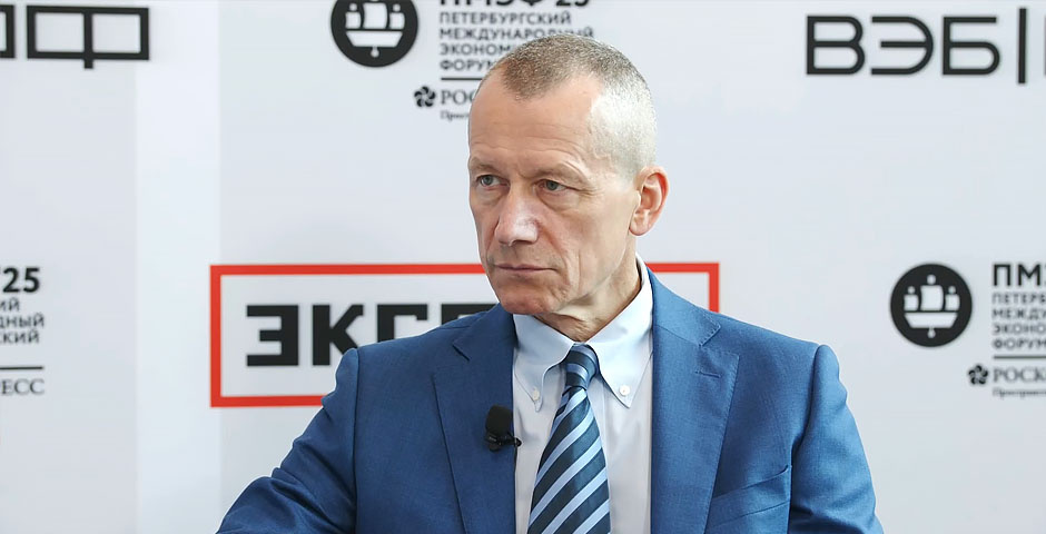 Кадр из интервью с Андреем Шароновым в студии Эксперта на ПМЭФ-2025