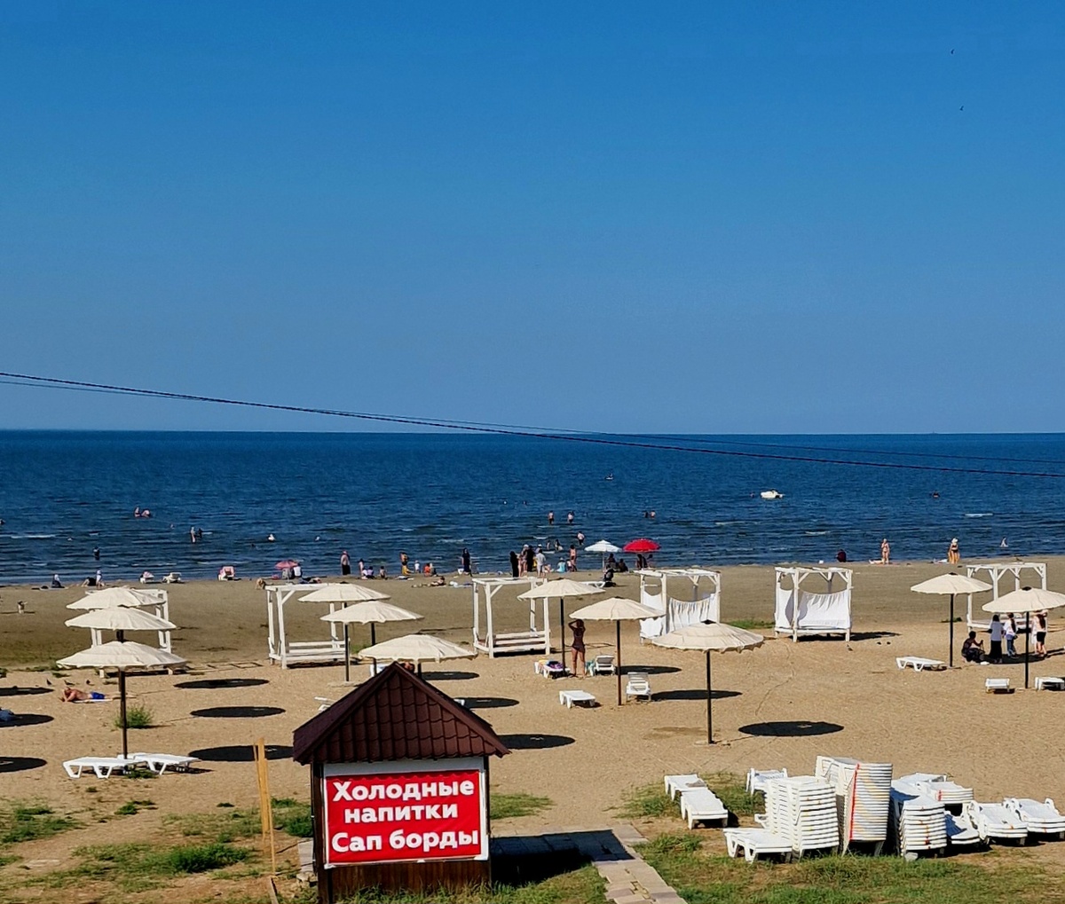 Почти безлюдный пляж. Но смельчаки всегда есть